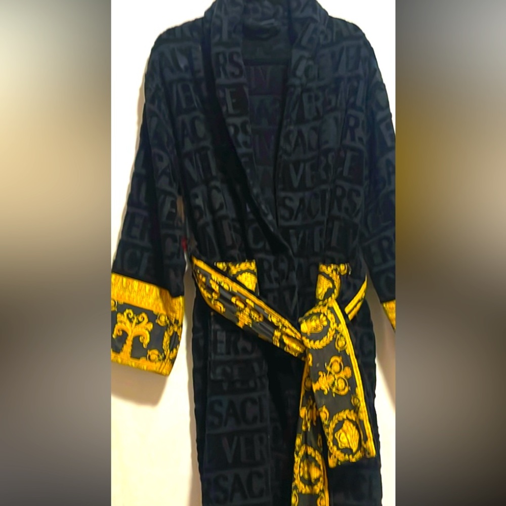 VERSACE robe. size - Large